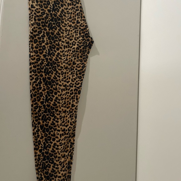 Bar III Leopard Print Leggings - Black and Tan - Picture 5 of 7